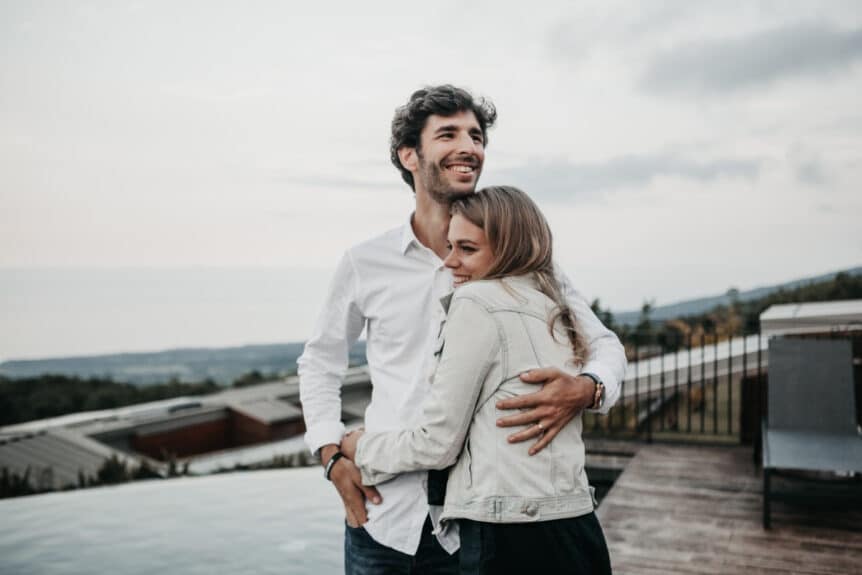 The benefits of couples counselling hosted by Wellin5 online counselling. Image of a couple wearing white and embracing